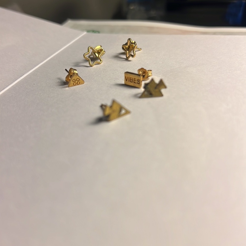 Set of 3 gold small studs: stars, arrows, good vibes